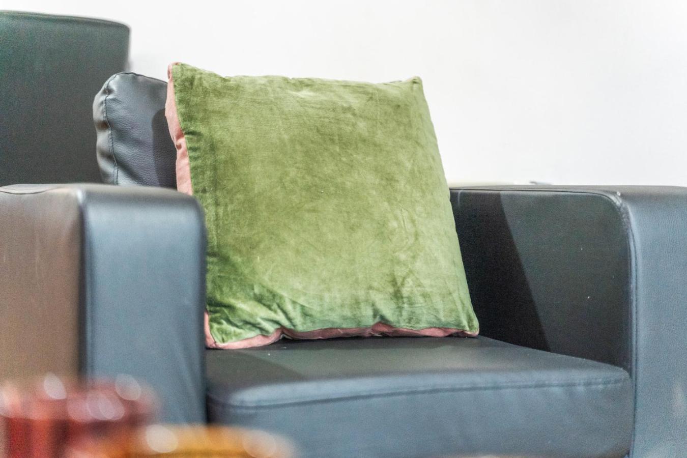 Modern 1 Bed Arcadian Balcony Apartment *