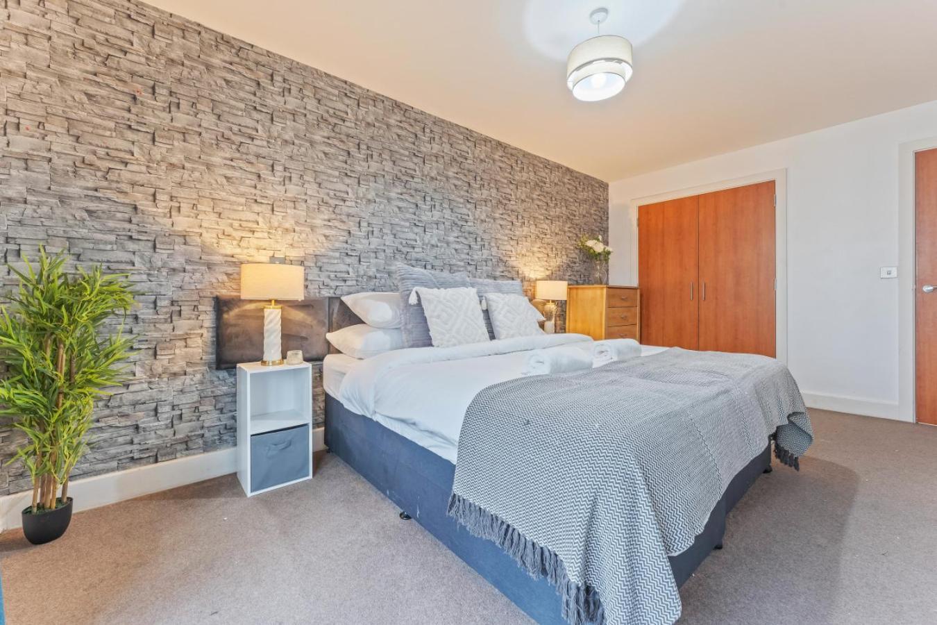 Modern 1 Bed Arcadian Balcony Apartment *