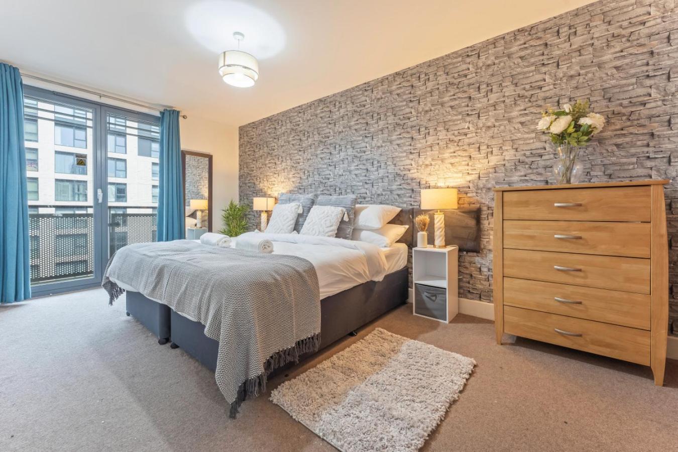 Modern 1 Bed Arcadian Balcony