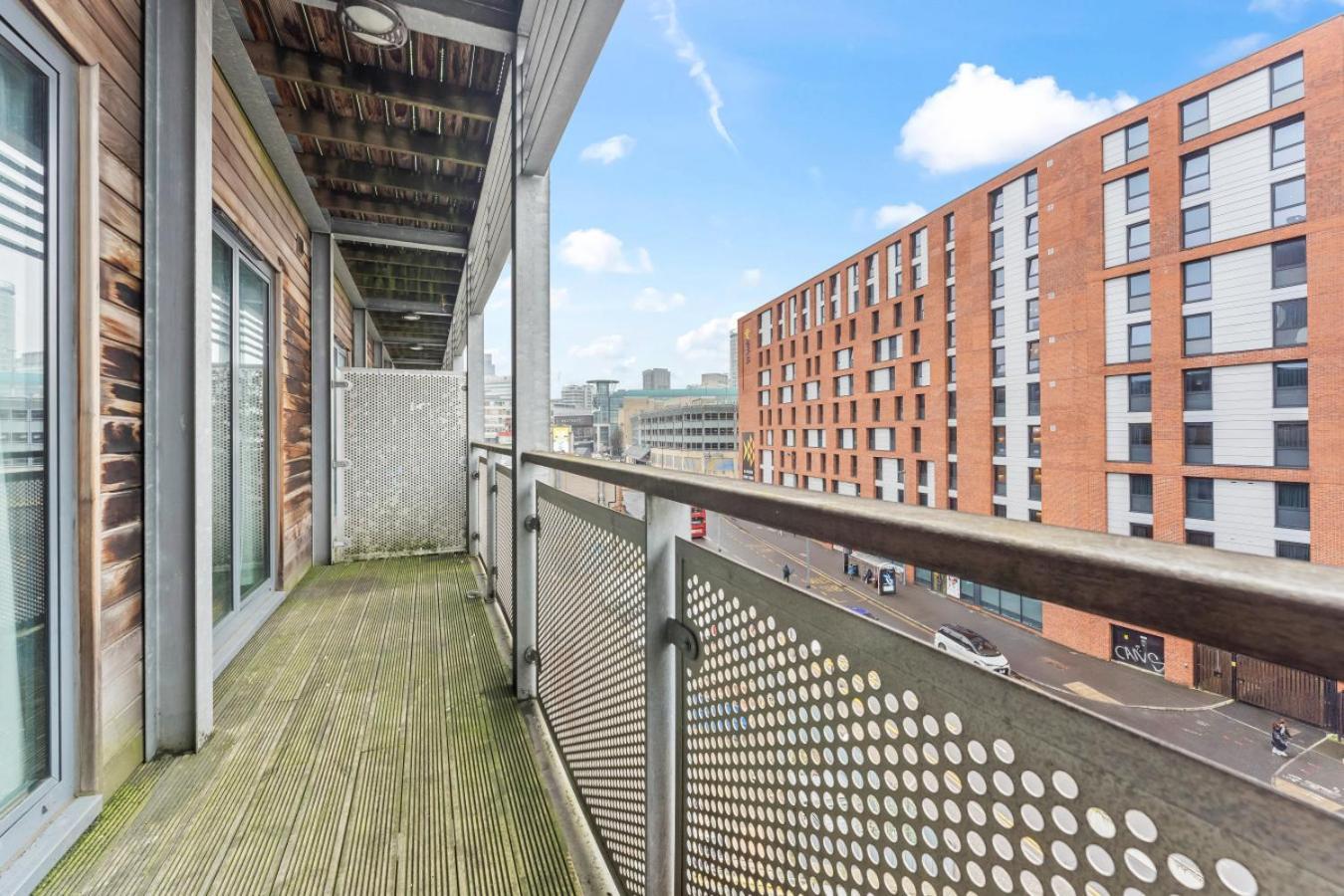 Modern 1 Bed Arcadian Balcony Apartment