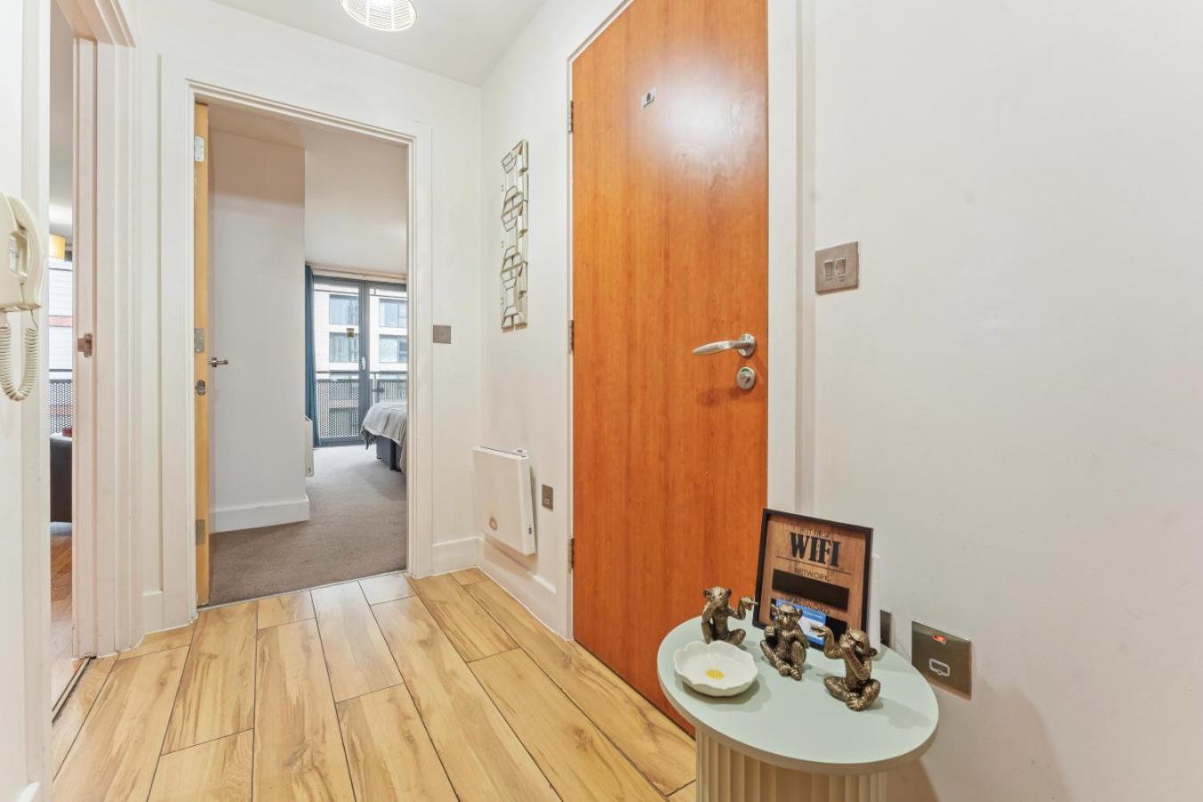 Modern 1 Bed Arcadian Balcony Apartment